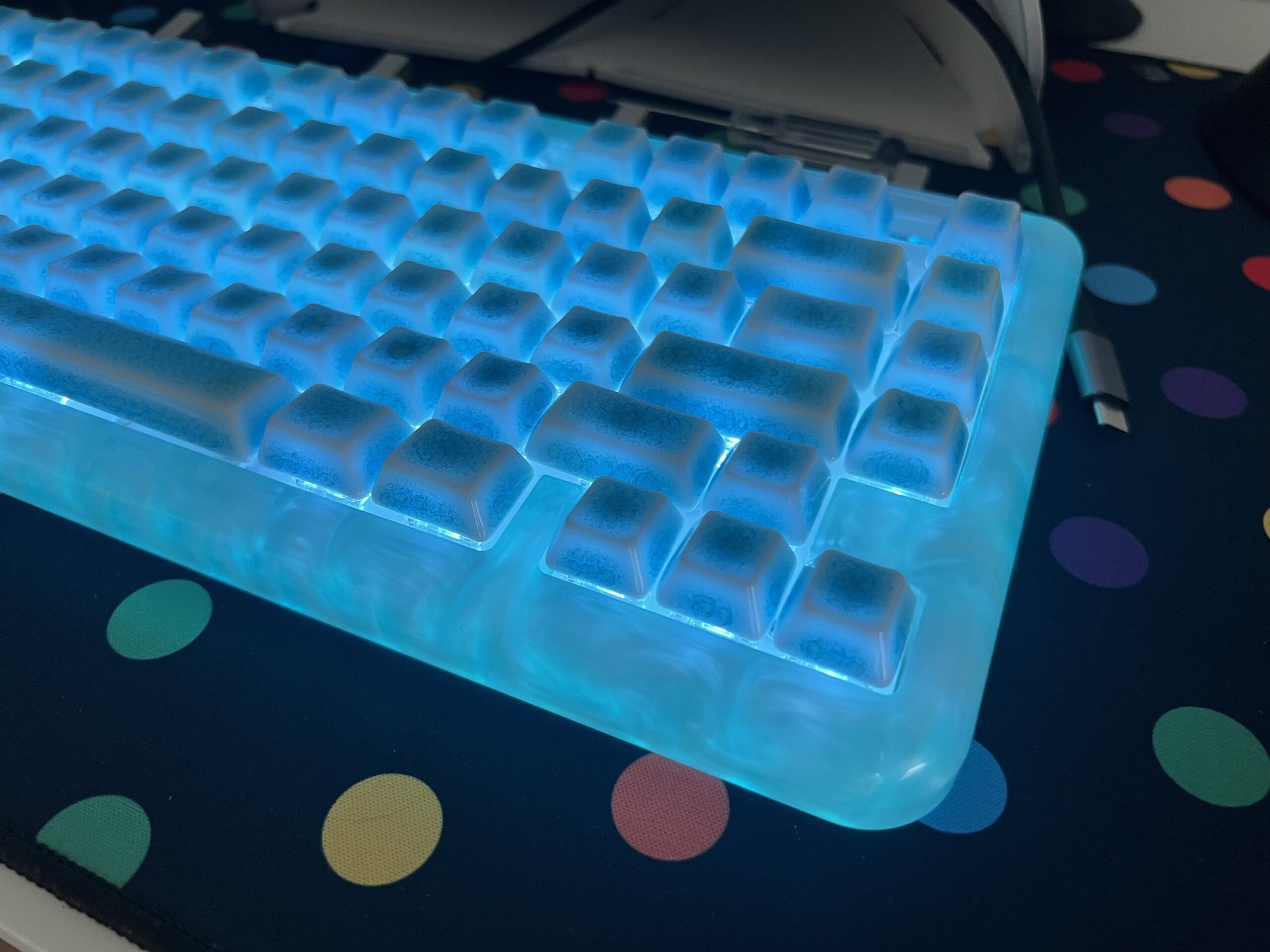 KiiBOOM Jade75 White Resin Mechanical Keyboard - Gadgetoid